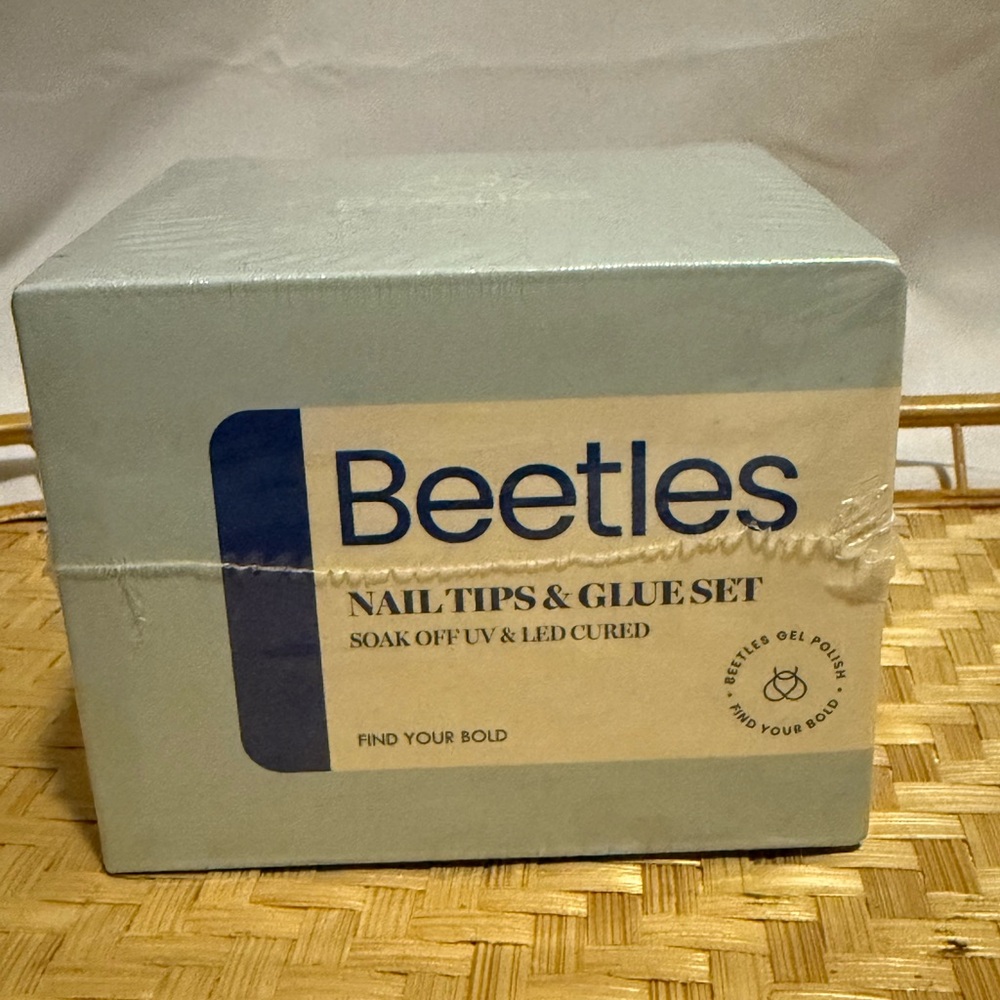 Beetles Gel Nail Kit 500pcs Almond Short  Shaped with Led Lamp *NEW UNOPENED*